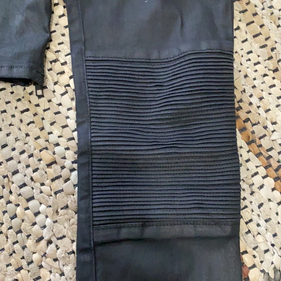 Madewell skinny jeans w/ waxy material Black w/ ribbed knees and zipper ankle - Picture 3 of 4